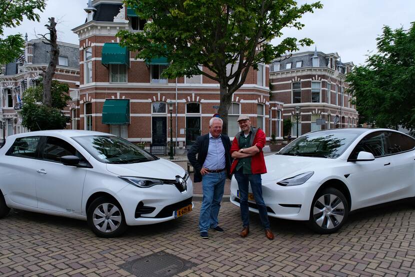 Ad en Lennart met achter hen de Renault en de Tesla